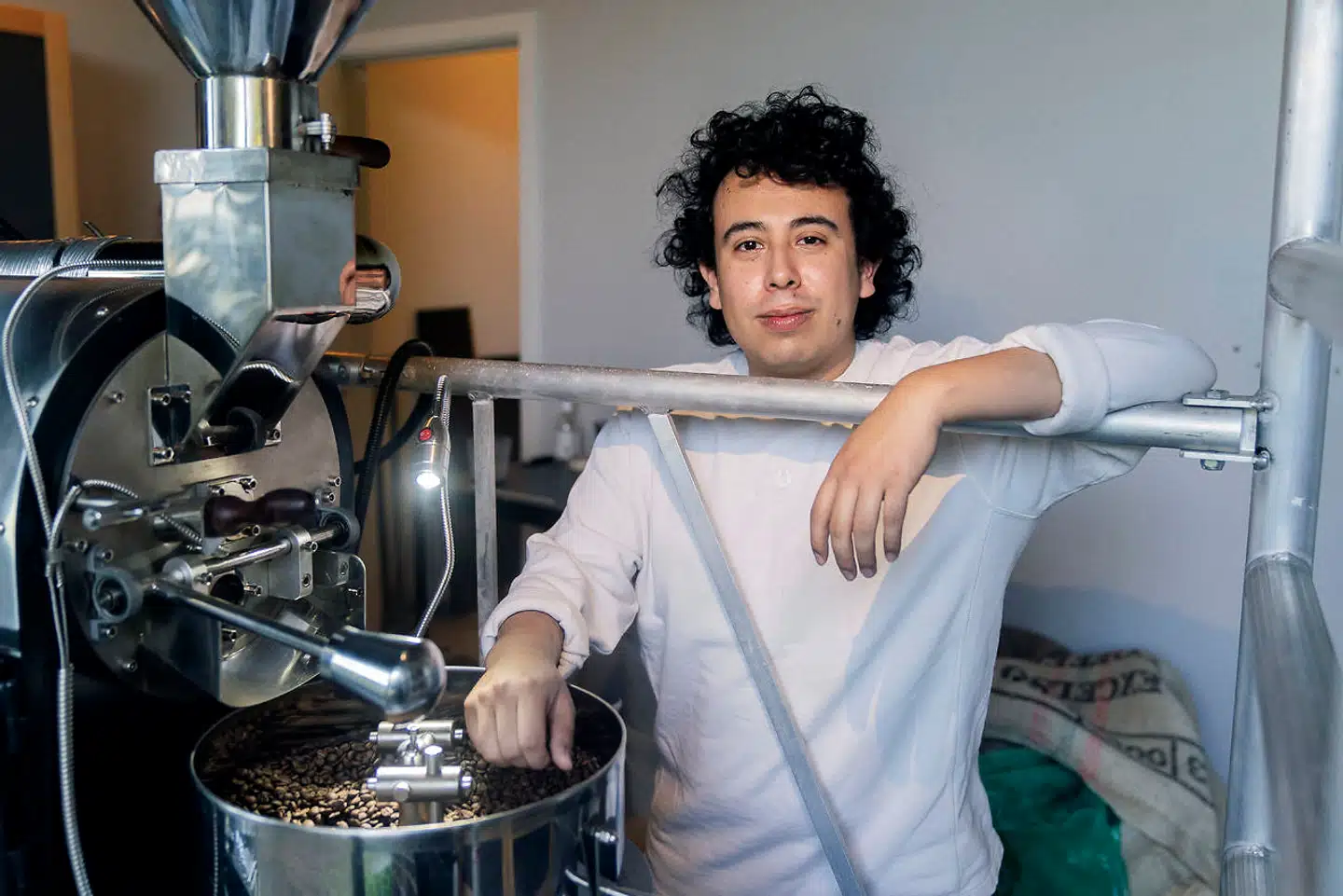 Carl-Christian Raffnsøe blev for halvandet år siden selvstændig, da han begyndte at realisere af sin kaffedrøm. Men han tjener ikke for indeværende penge på det.