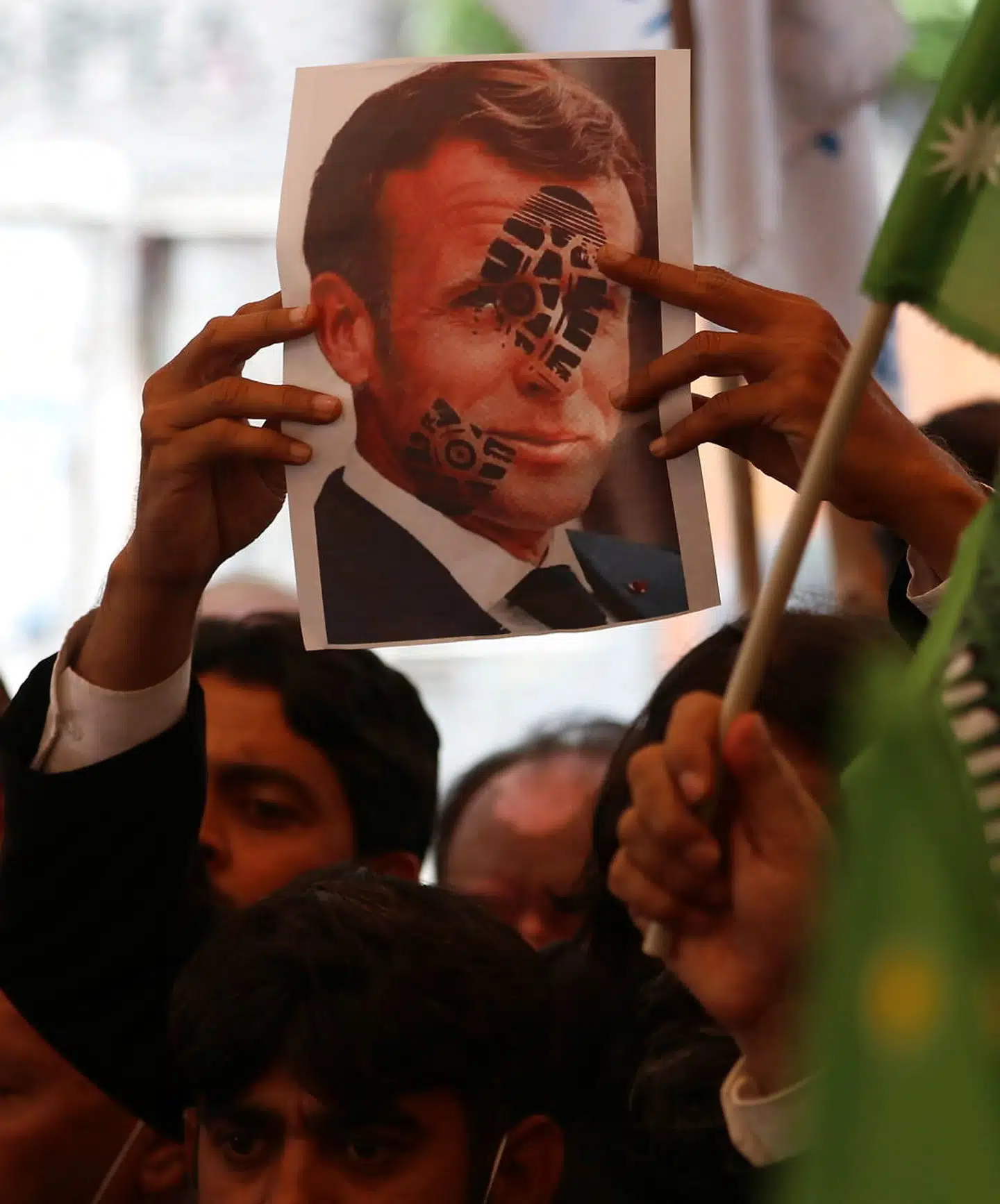 Et halvt år efter, at den franske præsident Emmanuel Macron forsvarede den myrdede skolelærer Samuel Patys brug af Muhammed-tegninger i undervisningen, fortsætter protesterne i den muslimske verden. Her demonstreres der i sidste uge uden for parlamentet i Pakistan.