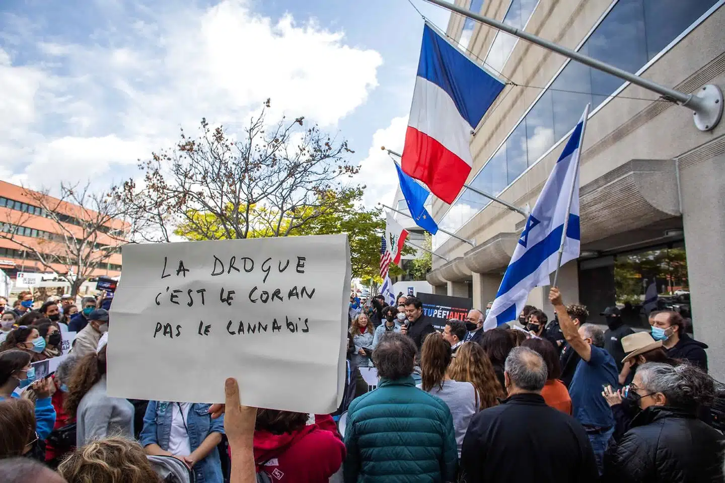 Søndagens protester mod højesteretsafgørelsen i sagen om den myrdede jødiske kvinde Sarah Halimi begrænsede sig ikke til Frankrig. Her demonstreres der i Los Angeles under parolen: »Det er koranen, som er narko, ikke cannabis«. Det hører dog med til historien, at Halimis drabsmand ikke er på fri fod, men indlagt på et psykiatrisk hospital.
