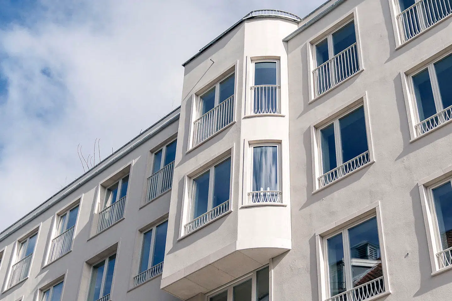 Det er kun i boligetagerne, der er karnapper. De skal ifølge professor Carsten Juel-Christiansen opfattes som det private livs tryk mod byens anonymitet.