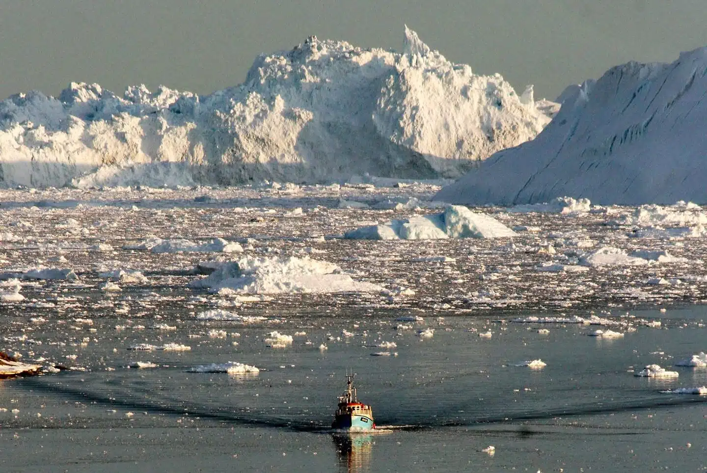 I den vestgrønlandske by Ilulissat, der ligger tæt på den gigantiske Jakobshavn Isbræ (billedet), var der søndag ti graders varme.