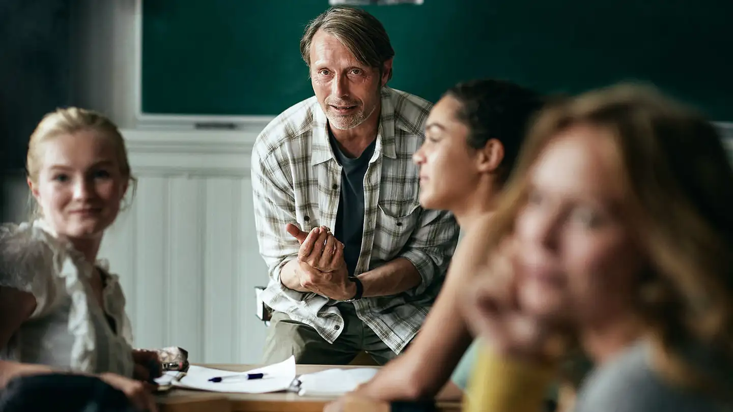 Gymnasielæreren Martin (Mads Mikkelsen) er stødt på grund i »Druk«. Men så sker der noget.