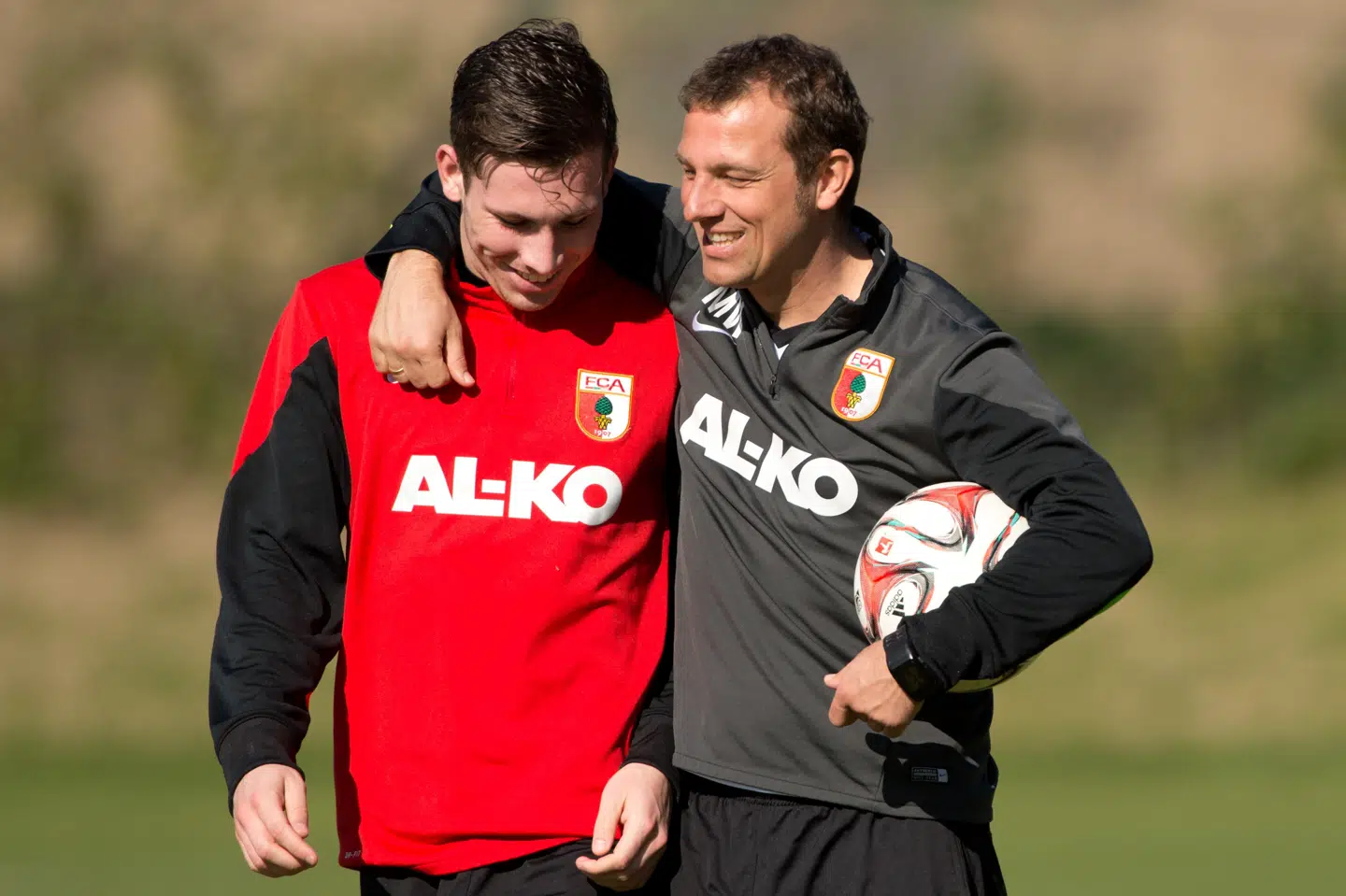 Markus Weinzierl (til højre) ses her under sin første periode som cheftræner for Augsburg. Ved siden af ham er det Pierre-Emile Højbjerg, der spillede for Augsburg i foråret 2015. Soeren Stache/Ritzau Scanpix