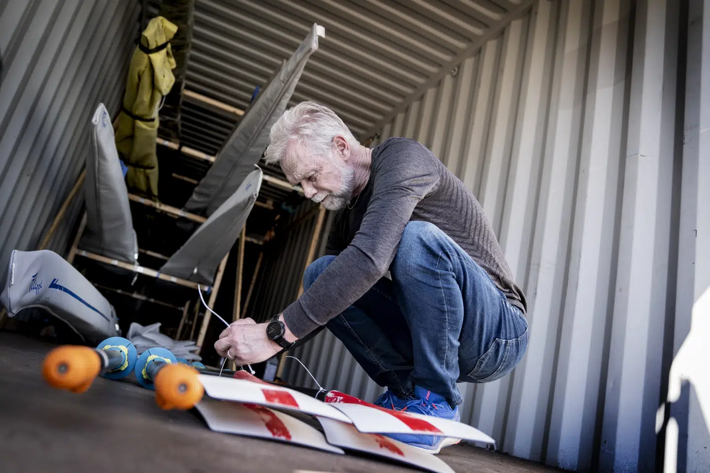 Sportschef Finn Trærup-Hansen og cheftræner Mads Haubro Petersen er her i gang med at pakke en container med udstyr til de danske OL-roere. Liselotte Sabroe/Ritzau Scanpix