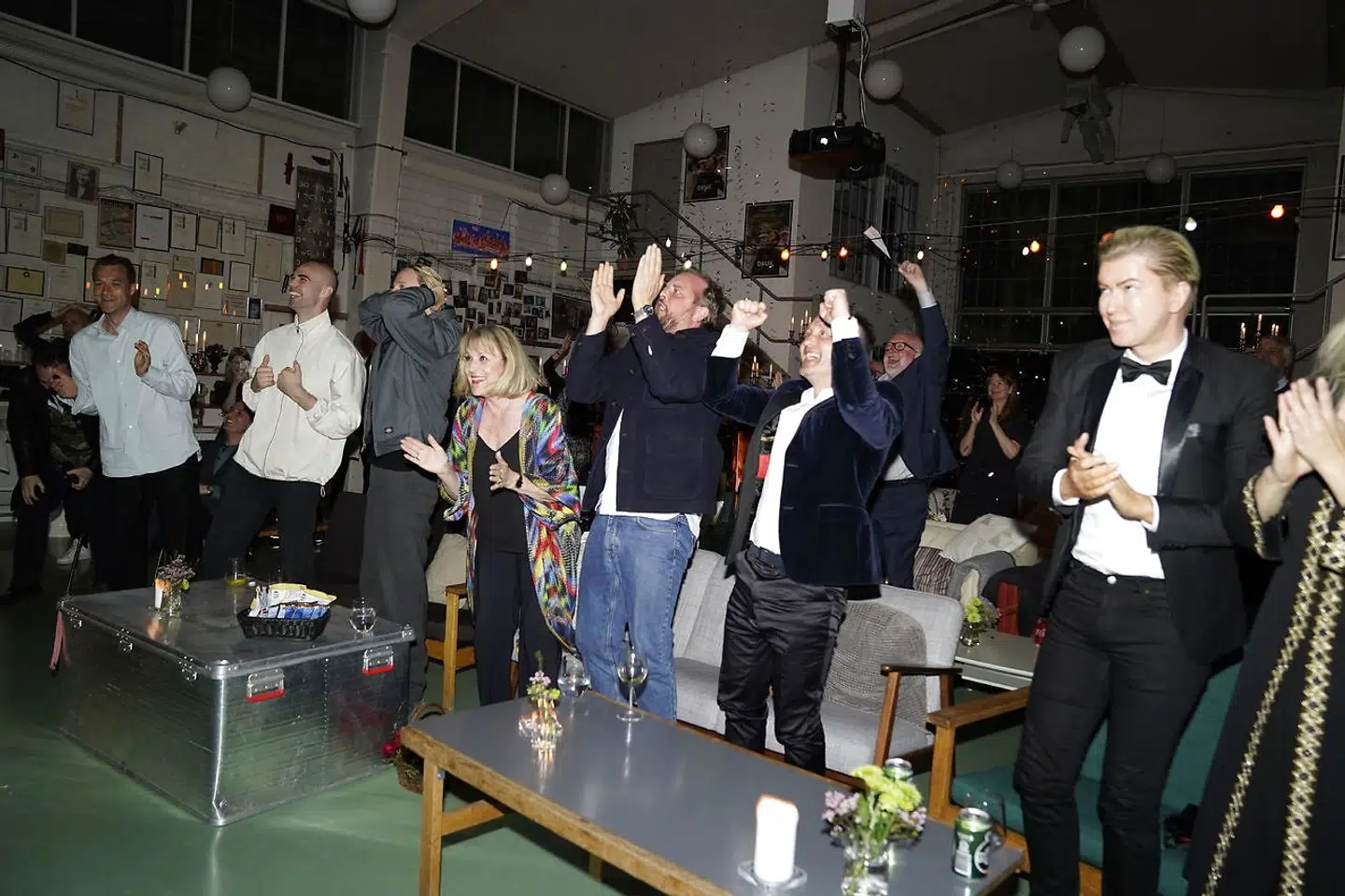 Skuespillere og holdet bag filmen ser Oscar prisoverrækkelse hos Zentropa i Filmbyen i Hvidovre, mandag den 26. april 2021. Thomas Vinterbergs film Druk er nomineret til to Oscars.