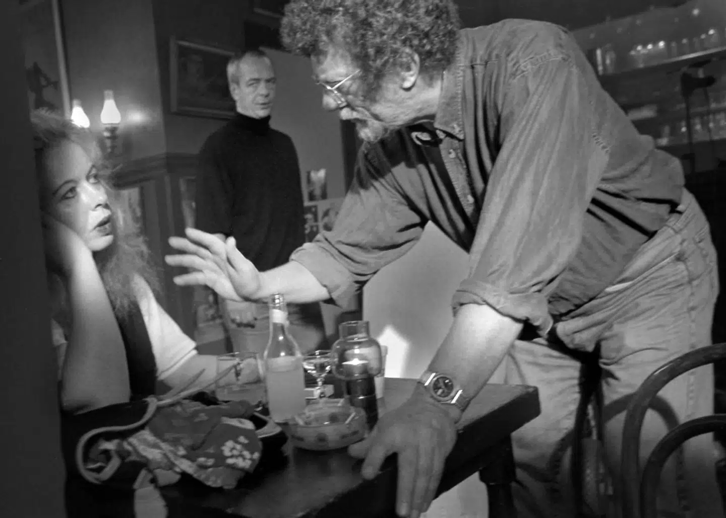 Instruktøren Christian Braad Thomsen under arbejdet med filmen »Den Blå Munk«, der skildrer værtshuskulturen. Ved bordet sidder »den smukt syngende værtshusgæst Anette Lindeneg«.