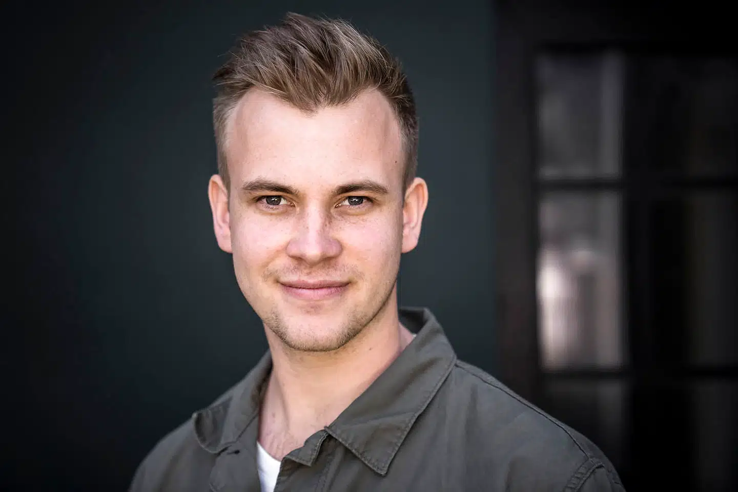 Mathias Falkenstrøm har en bachelor i møbeldesign fra Det Kongelige Kunstakademis Designskole og arbejder med materialeudvikling i Mater.