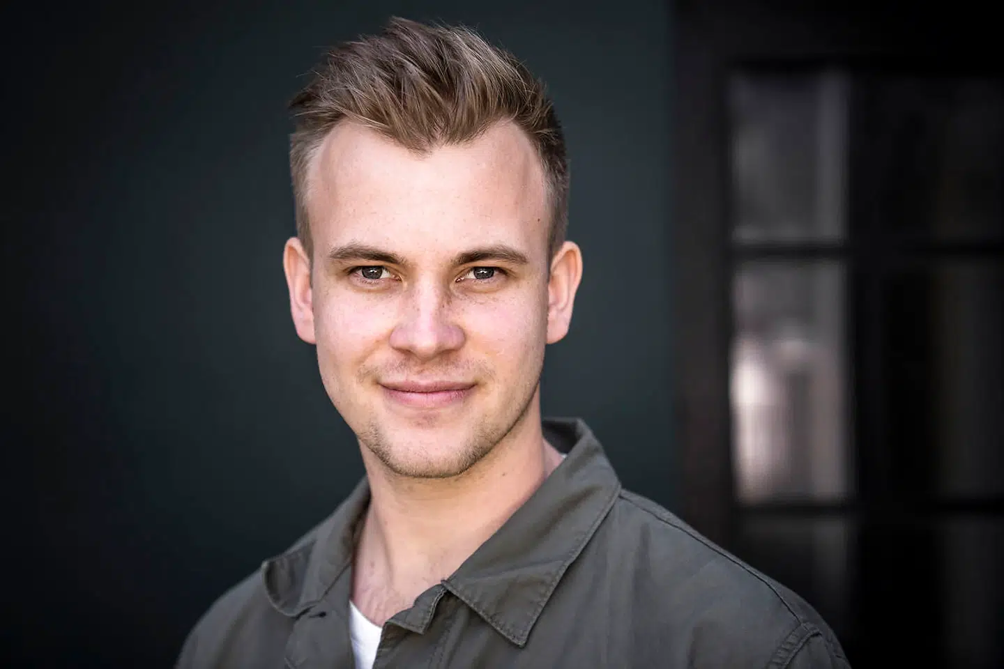 Mathias Falkenstrøm har en bachelor i møbeldesign fra Det Kongelige Kunstakademis Designskole og arbejder med materialeudvikling i Mater.