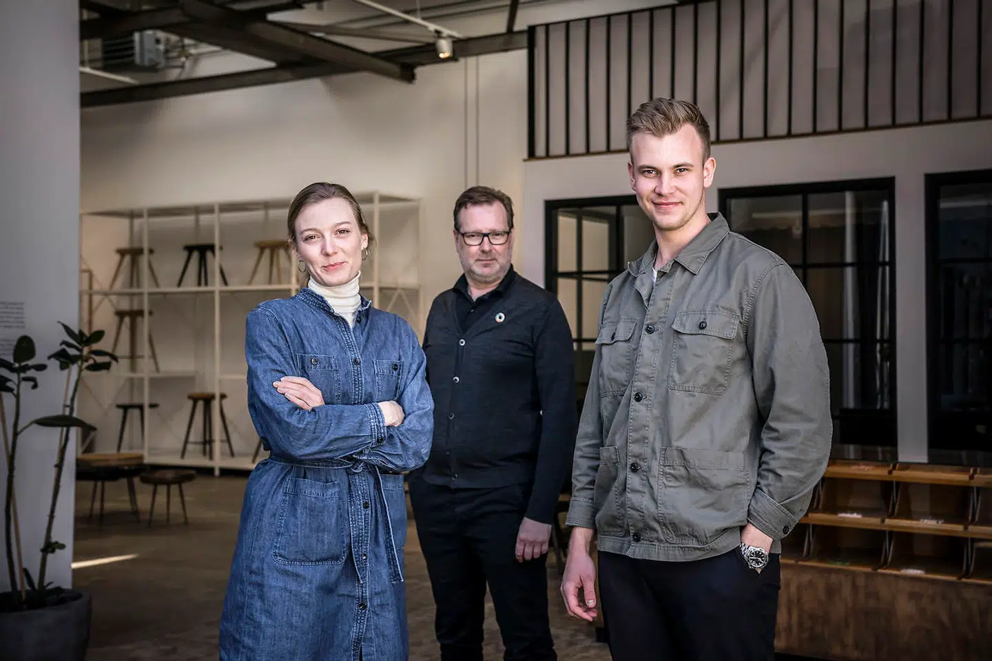 Stifter af Mater Henrik Marstrand (i midten) mener, at hvis man giver talent frihed, så kan det også folde sig ud. To af virksomhedens unge ansigter er Amanda Walther og Mathias Falkenstrøm.