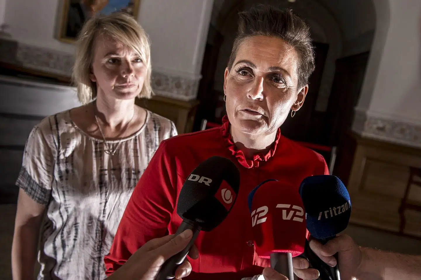 »Som SFs næstformand Lise Müller siger til Berlingske, så kommer omfanget bag på hende. Hun finder det sådan set naturligt, at følelsen af at være fravalgt er til stede, for partiet arbejder med en målsætning om, at opstillingslisterne skal bestå at 40 procent kvinder,« skriver Karen Bro om mandlige SFers fornemmelse af at blive forfordelt.