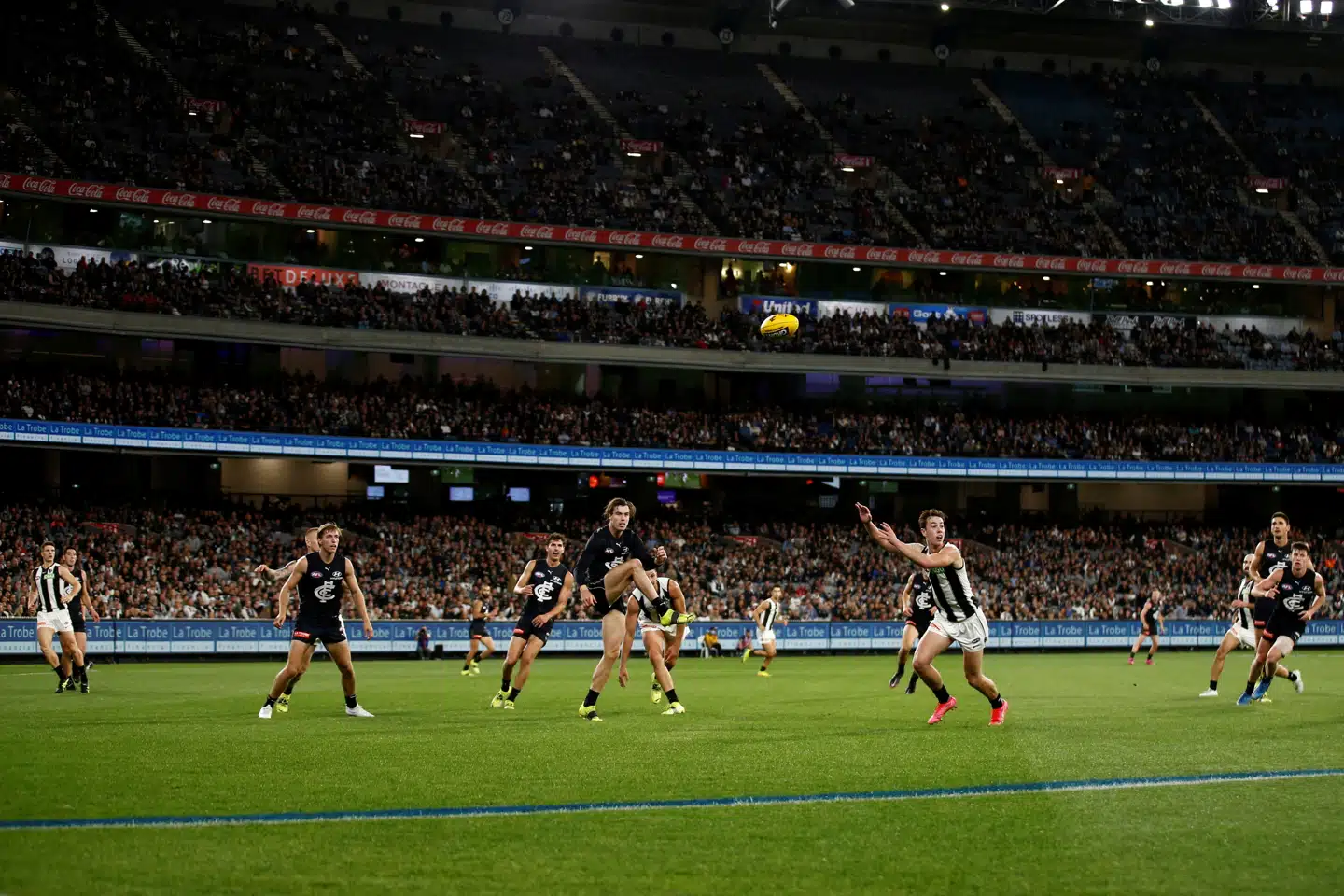 Collingwood Magpies (der spiller her) mødte søndag Essendon Bombers foran godt 78.000 tilskuere.