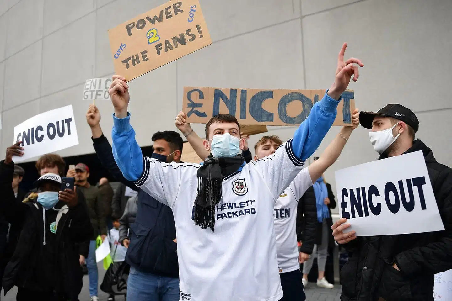 »Reaktionen var dog også ekstremt negativ fra klubbernes fans, og i skrivende stund ser det da også ud til, at projektet er faldet til jorden, men det er alt for tidligt for UEFA at jubel,« skriver Lars Christensen.