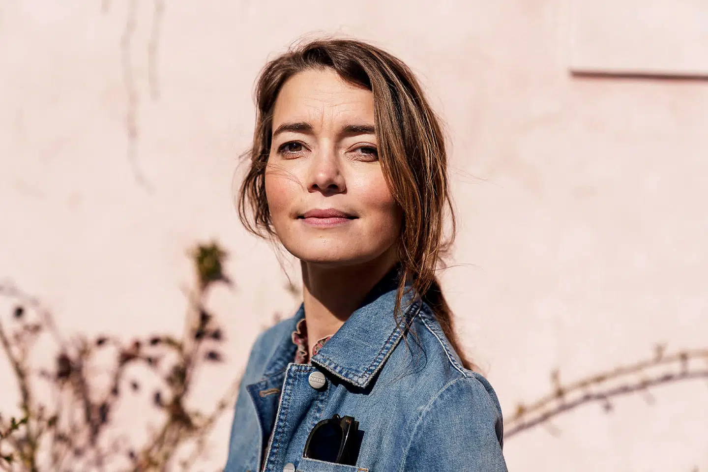 31-årige Ida Andersen arbejder som tandlæge i Gilleleje – cirka 20 kilometer fra Tisvildeleje. Her er infrastrukturen langt bedre, siger hun. Der er flere, store parkeringspladser, og vejene er brede.