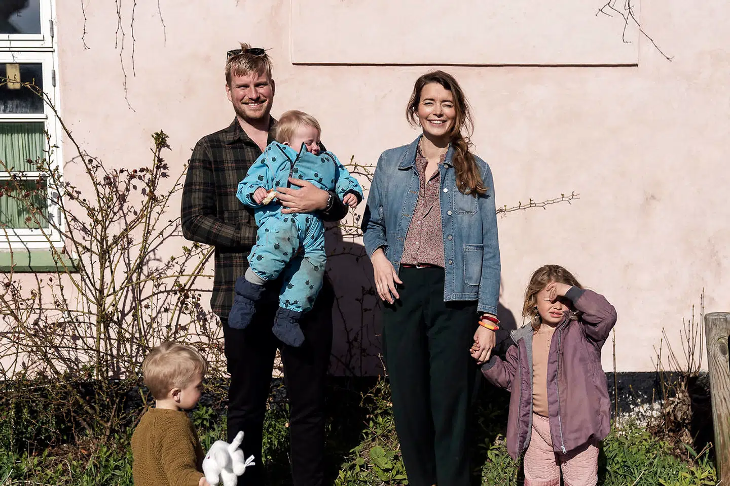 Parret Jakob og Ida Andersen sammen med Karlo på et år, Laurits på to og Solvej på fire år.