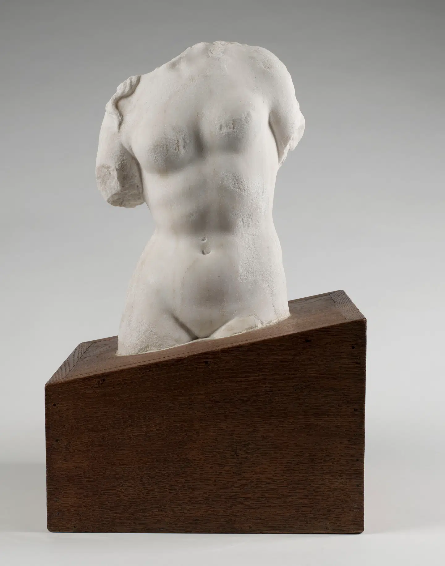 På meget moderne vis skabte Rodin nye skulpturer ud af sin antiksamling. Den skrå sokkel til den senhellenistiske Venus forandrer den fra fragment til skulptur.