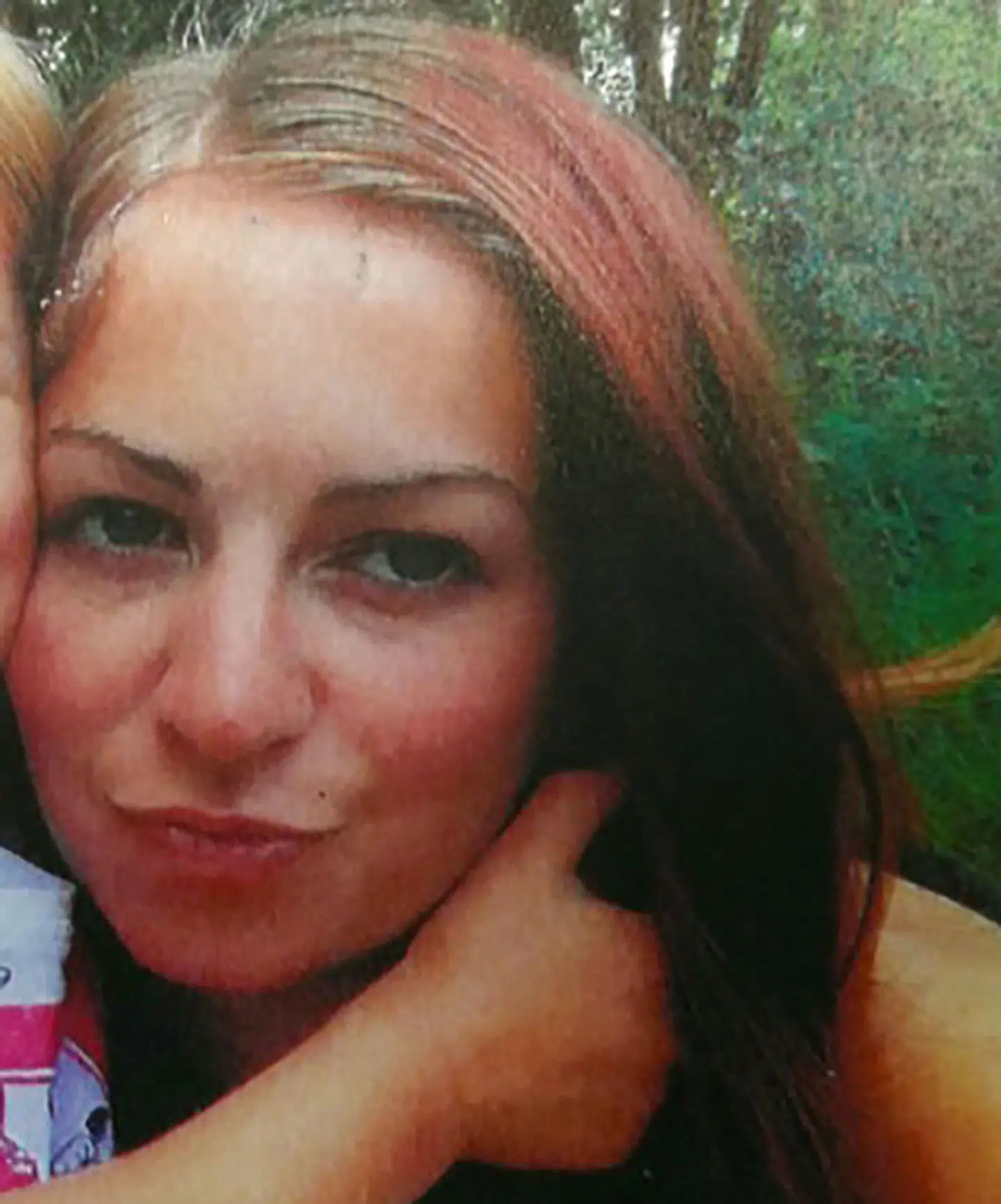 Mias mor, Lola Montemaggi, lider af spiseforstyrrelser og selvmordstendenser. Den 28-årige franske kvinde deltager ivrigt i diverse konspirationsteoretiske grupper på de sociale medier. Det var blandt andet et Facebook-opslag, hvor hun delte planer om at »gå under radaren« sammen med sin datter, der fik myndighederne til at tvangsfjerne Mia.