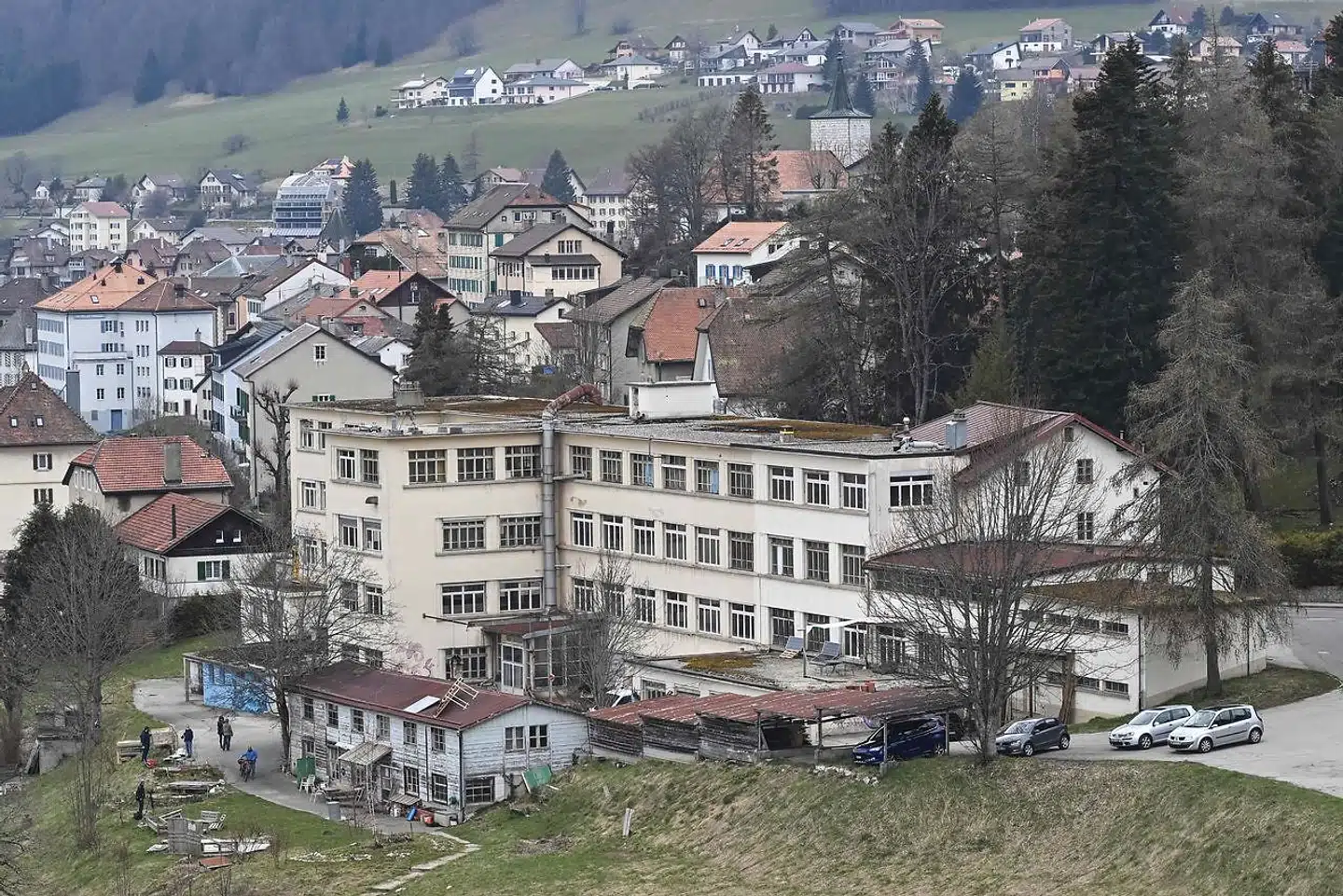 Politiet fandt efter en fem dage lang eftersøgning i flere europæiske lande Mia og hendes mor i dette besatte hus i byen Sainte-Croix nær Neuchâtel.