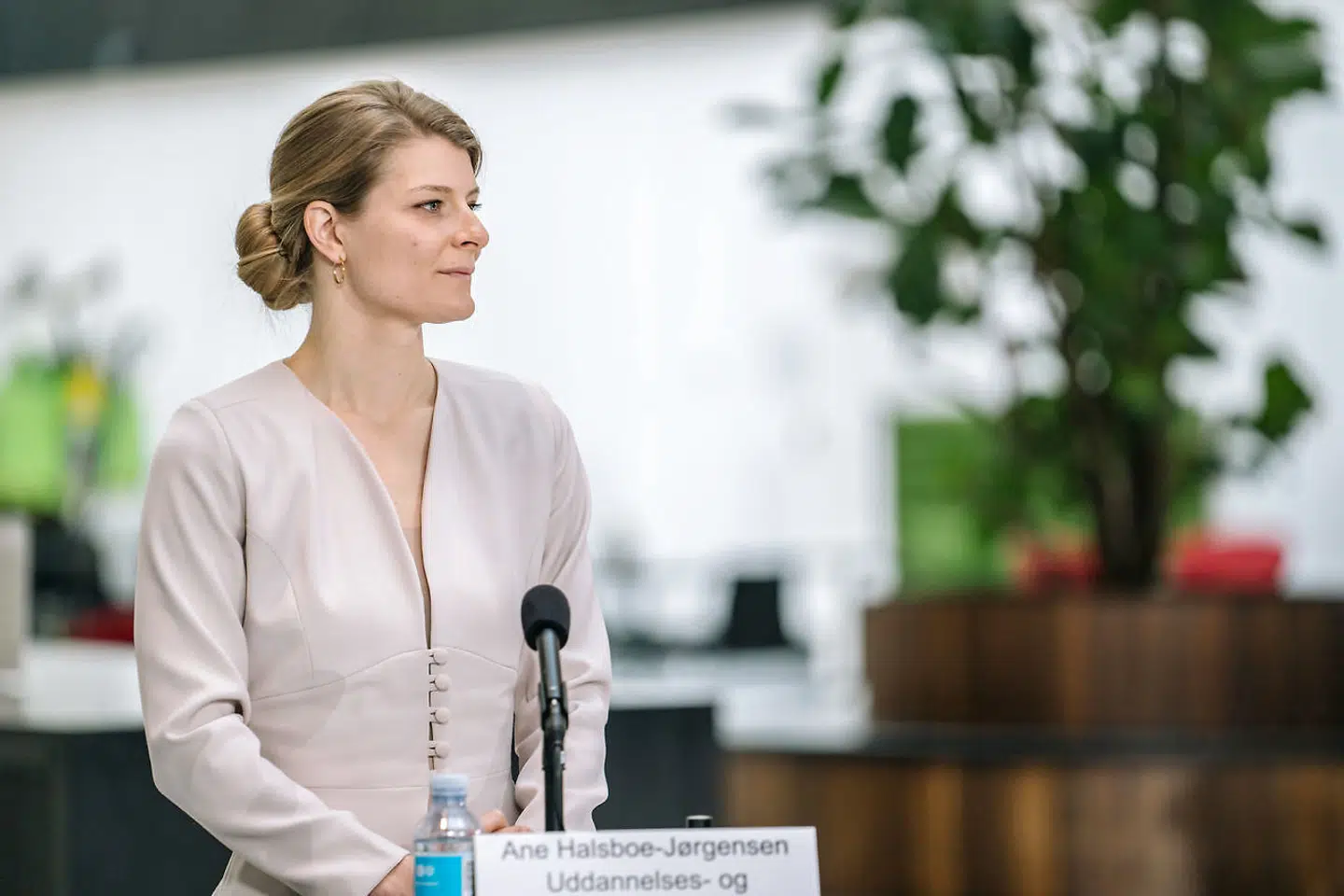 »Det lugter lidt af, at man driver sin uddannelsesinstitution mere som en forretning end til at uddanne til vores fælles bedste,« siger uddannelses- og forskningsminister Ane Halsboe-Jørgensen (S)