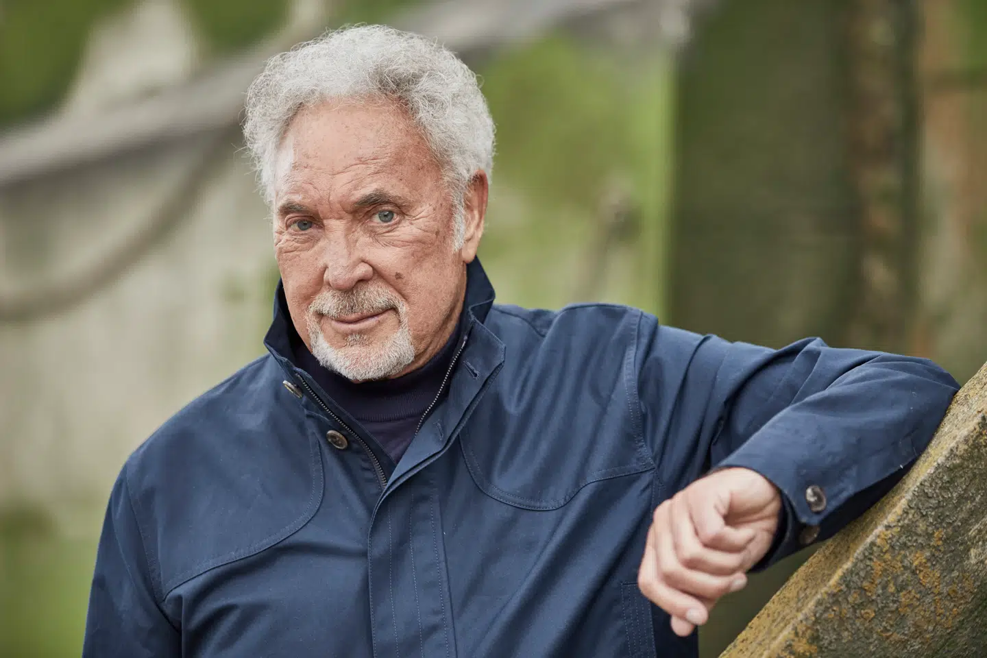Tom Jones' nye album »Surrounded By Time« får fem stjerner af Berlingskes musikanmelder: »Vilde sager!«.