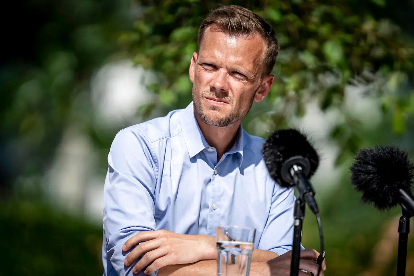 »Ministeren med tætte forbindelser til den fagforening, 3F, som er gået i krig med Nemlig.com, har med sine udtalelser på forhånd valgt side i konflikten,« skriver Thomas Bernt Henriksen om Peter Hummelgard i denne leder.