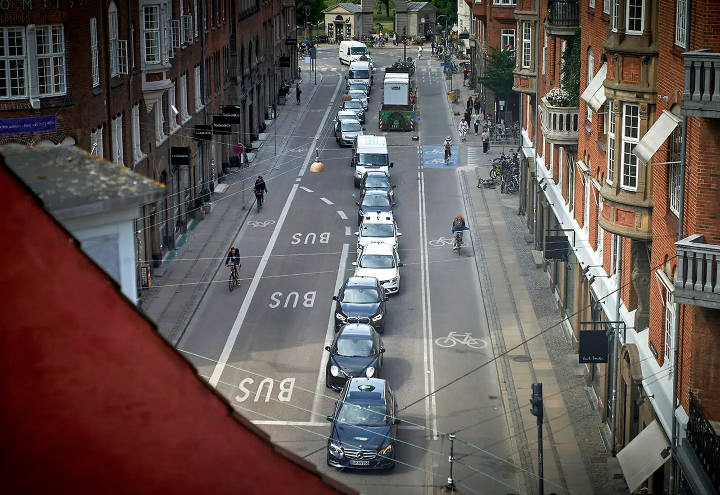 Scener som denne i Christian IXs Gade i København vil fremover være et særsyn. Benzin- og dieselbilerne skal afløses af el- og brintdrevne biler.