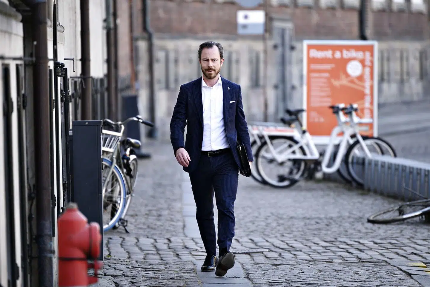 »Der er i disse dage megen snak om offentlighed i forvaltning. Det er især fordi, at Jakob Ellemann-Jensen nu endelig har fundet et originalt standpunkt,« skriver Leif Donbæk.