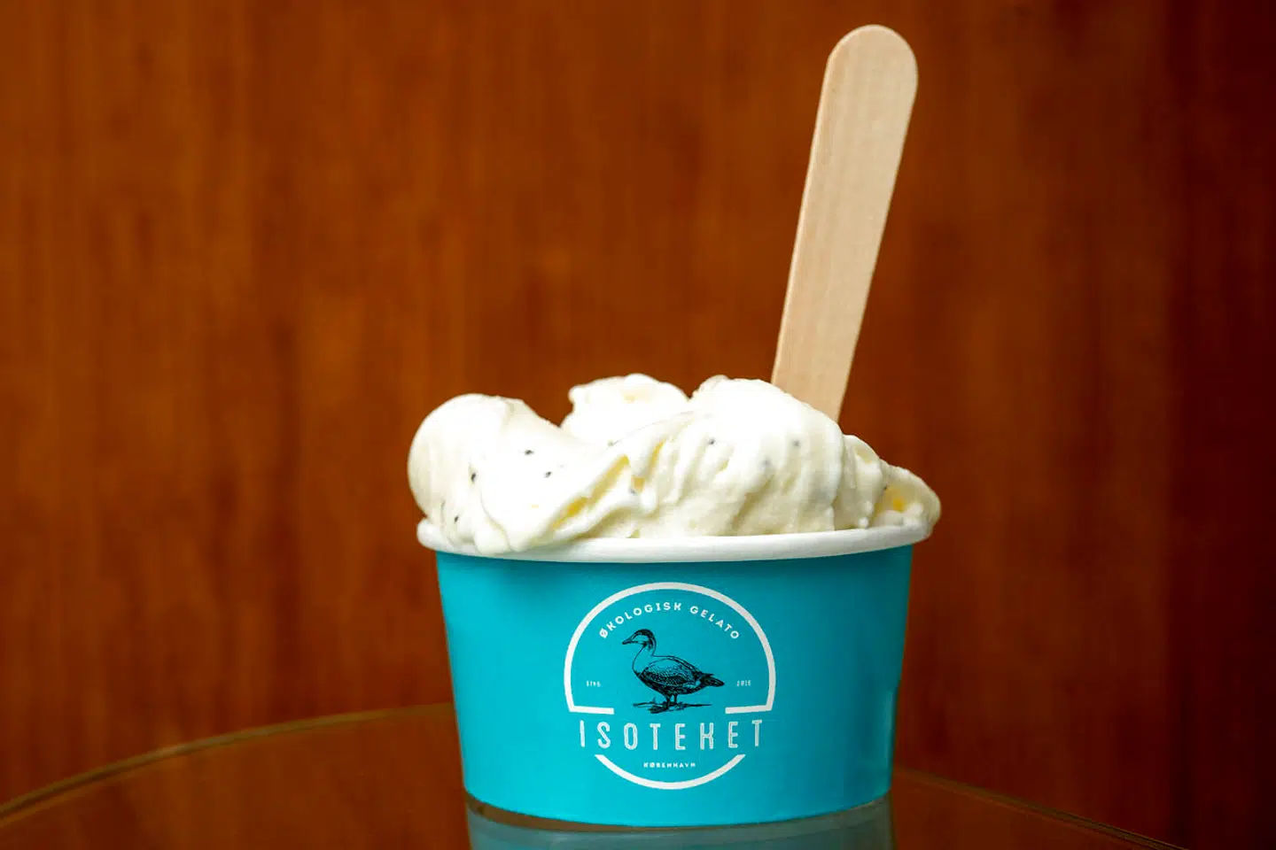 Isoteket bruger urter og krydderier i sine smage – her citron og birkes.