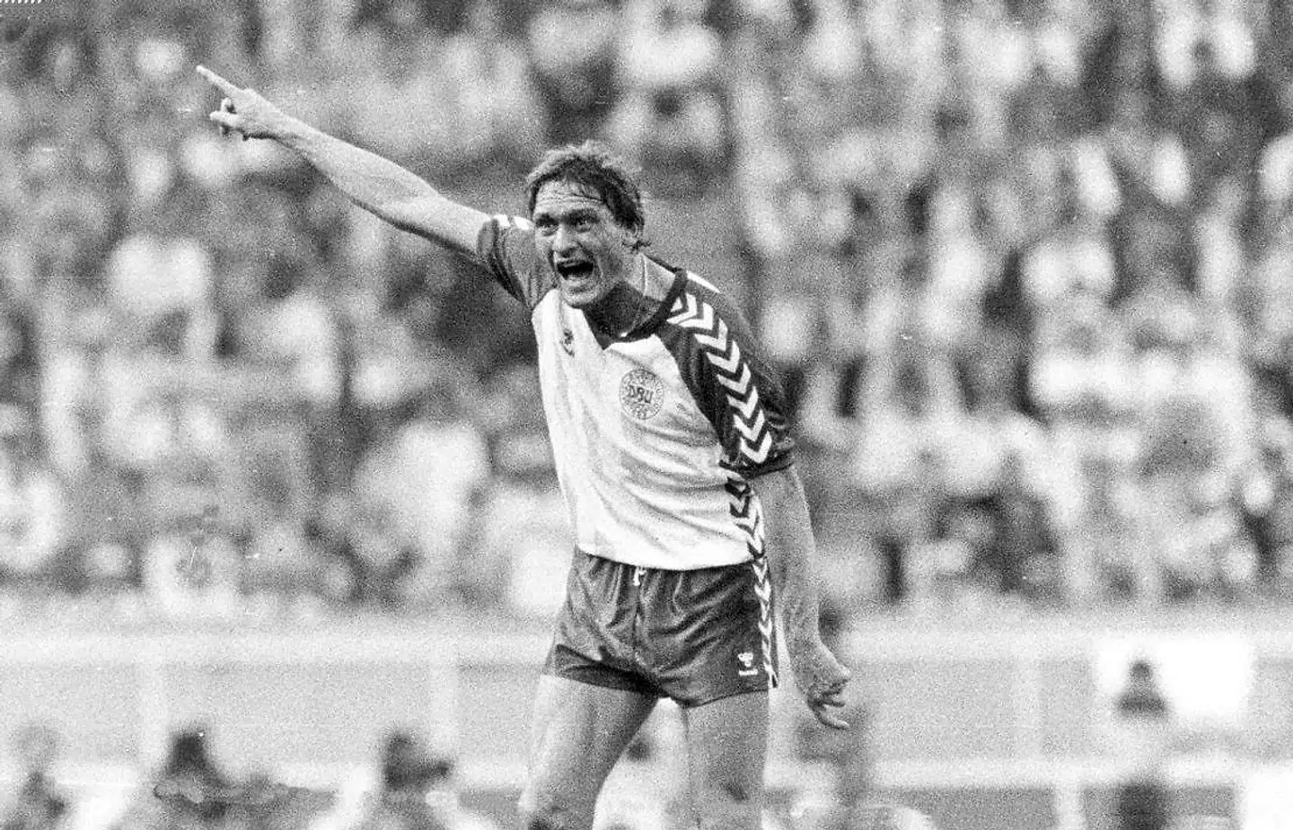 »Jeg er vokset op med Preben Elkjær og Frank Arnesen. Man kunne godt være fodboldspiller, og samtidig begavet, fræk og morsom,« skriver Søren Pind. Her ses Preben Elkjær under EM i Frankrig i 1984.