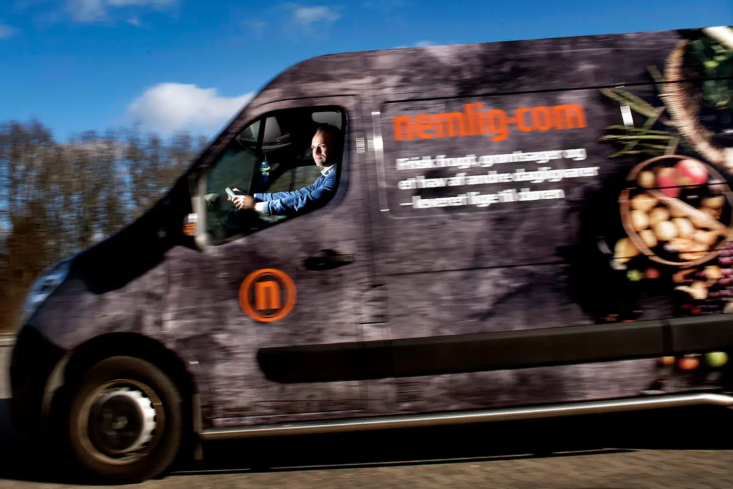 Direktøren for Nemlig.com, Stefan Plenge, har fået kritik for virksomhedens forretningsmodel, hvor de ansætter chauffører gennem vognmænd og på den måde fritager sig fra arbejdsgiveransvaret i en række spørgsmål. En afgørelse fra Arbejdstilsynet i fra 2019 konkluderer i en konkret sag, at Nemlig.com anses som arbejdsgiveren i henhold til arbejdsmiljøloven. Men det er uvist, hvad den afgørelse kan bruges til på andre områder, vurderer eksperter, Berlingske har talt med.