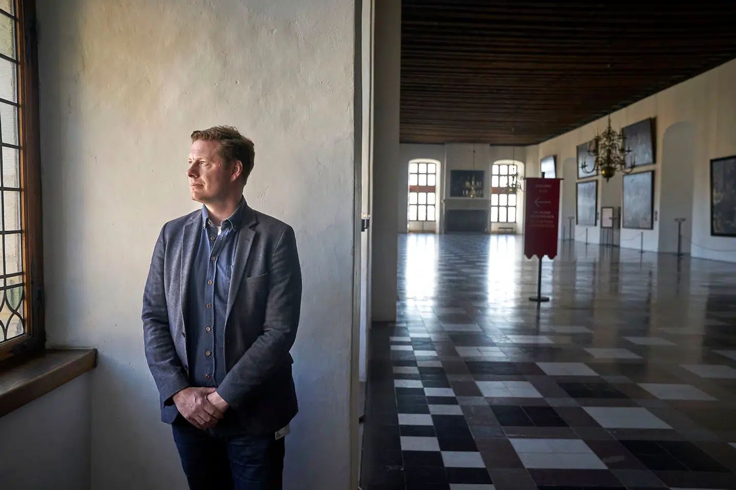 Den nye leder af Kronborg, Christian Struckmann Irgens, i den smukke riddersal, hvor de autentiske 1500-talstapeter (gobeliner) er ophængt.