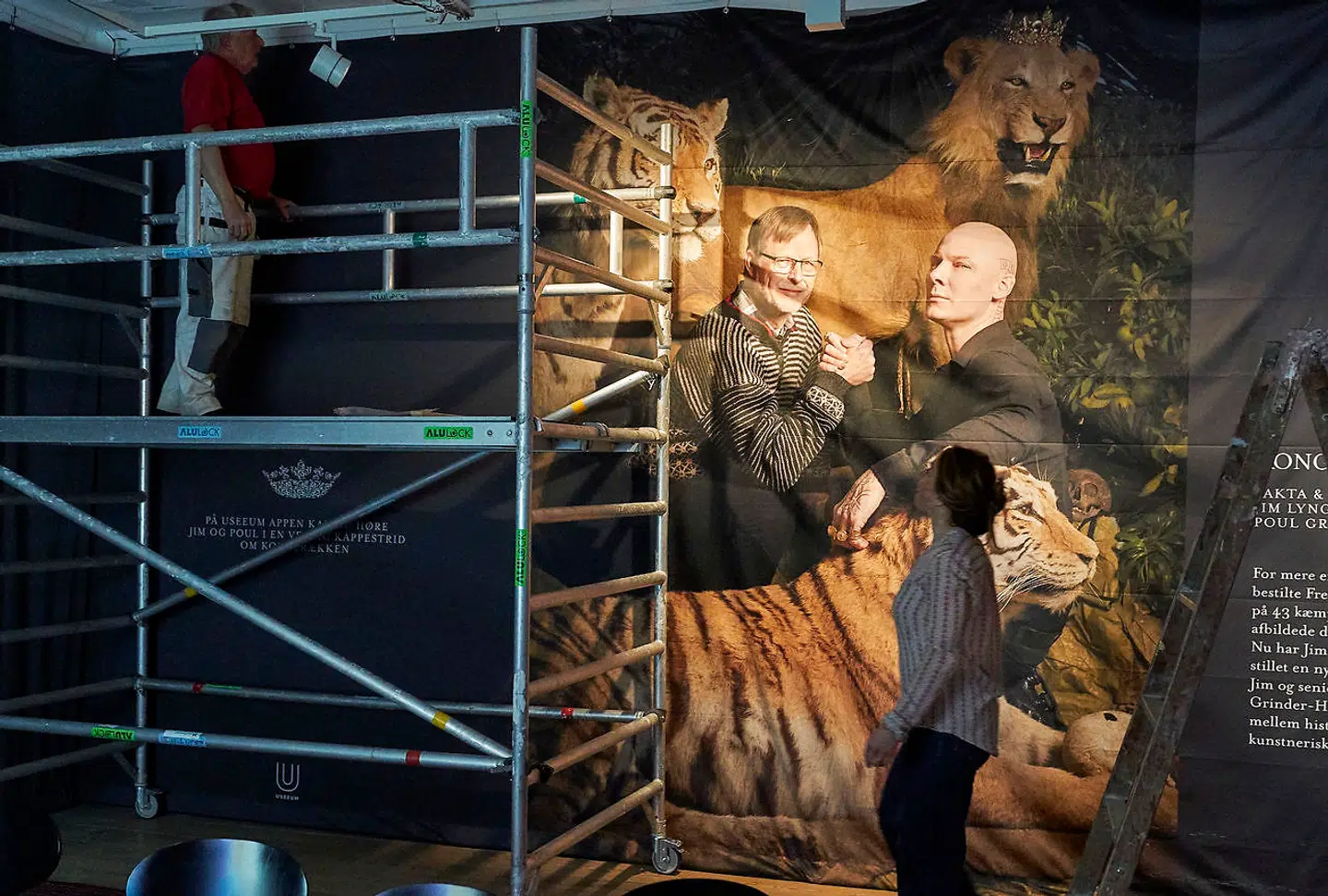 Udstilling af Jim Lyngvild om danske konger udstilles på Kronborg. På plakaten ses Jim Lyngvild sammen med Kronborgs seniorforsker, Poul Grinder-Hansen, der skriver op imod Lyngvild på udstillingen.
