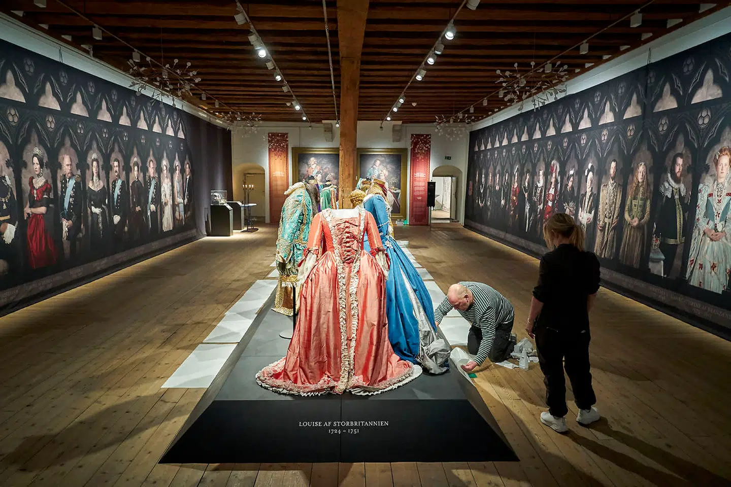 Udstilling af Jim Lyngvild om danske konger udstilles på Kronborg. Lyngvild har både lavet klæder, smykker og plancher.