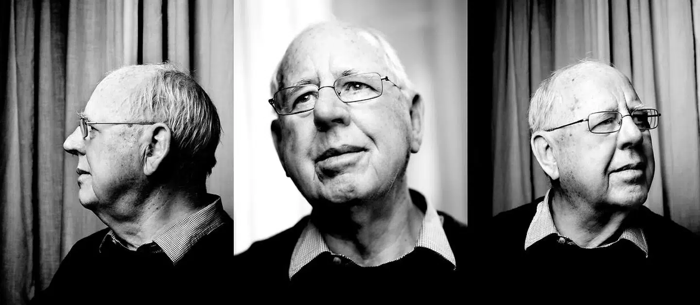 »Overordnet handler »Den kroniske uskyld« om dannelse og om, hvordan vi alle skal igennem to former for pensum: det i skolen og så det menneskelige. Mens det første lægger vægt på vores tilegnelse af faglige færdigheder, handler det andet om personlighed og beror ikke mindst på de venskaber, vi indgår,« skriver Anne Sophia Hermansen i sin genanmeldelse af Klaus Rifbjerg legendariske ungdomsroman »Den kroniske uskyld«.