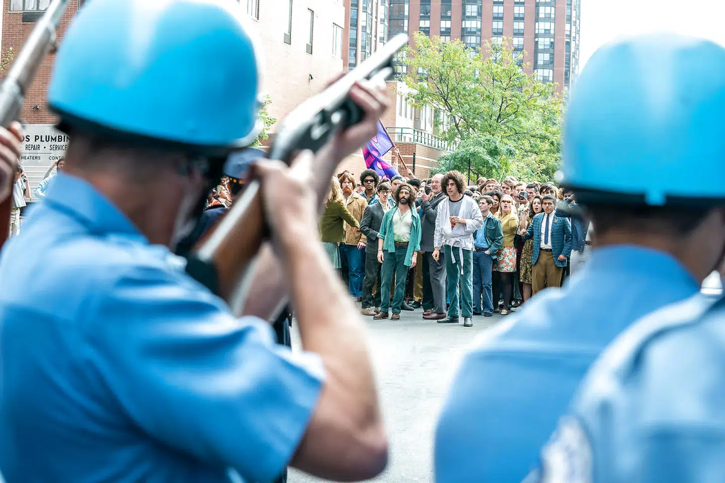 Der blev sat hårdt mod hårdt under demonstrationerne i Chicago i 1968. Bagefter forsøgte FBI at give demonstranterne hele skylden for optøjerne og volden. Foto fra »The Trial of the Chicago 7«.