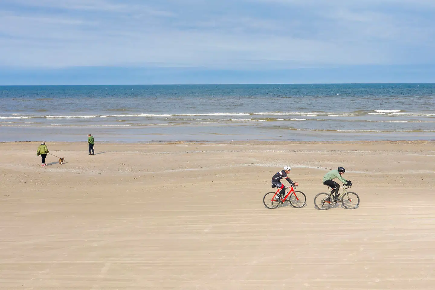 Gravelbiking giver flere ulykker i naturen end mountainbiking, oplever Jes Aagaard fra Naturstyrelsen. Billedet er fra Dirty Jutland, et cykelløb på gravelbikes fra Klitmøller til Skagen 17. april 2021.