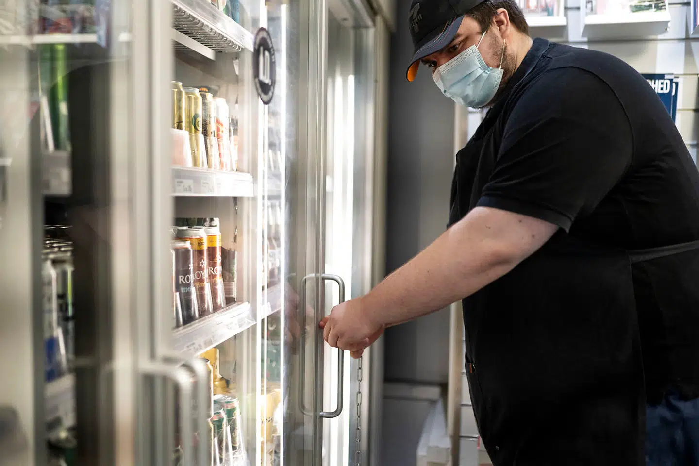 Den sidste time inden barer, restauranter og salg af alkohol coronalukkede en novemberaften 2020 klokken 22. Daniel Markussen låser sine skabe med alkohol i 7-eleven. Fjernelse af alkohol klokken 22 kan blive en dagligdags ting, hvis de københavnske socialdemokrater får det, som de vil. Arkivfoto: Tobias Kobborg