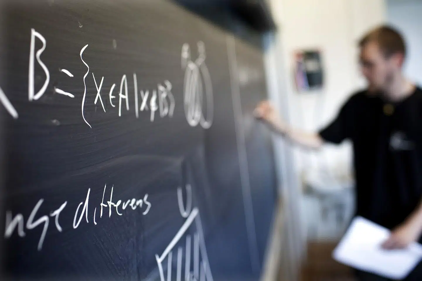 »Vi uddanner lærerstuderende til at blive professionelle skolelærere, ikke til at være akademikere. Men vi efteruddanner gerne akademikere til at blive dygtige skolelærere,« skriver Stefan Hermann.