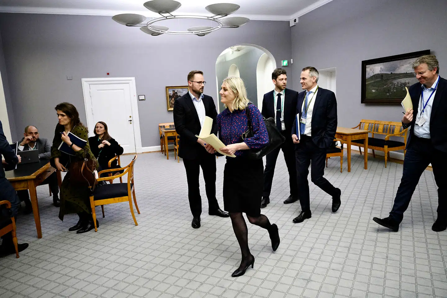 Danmark kan fra 2024 opstille en kampklar brigade med »udeståender«, siger forsvarsminister Trine Bramsen, her på vej i samråd 21. april sammen med udenrigsminister Jeppe Kofod om tilbagetrækningen af tropper fra Afghanistan.