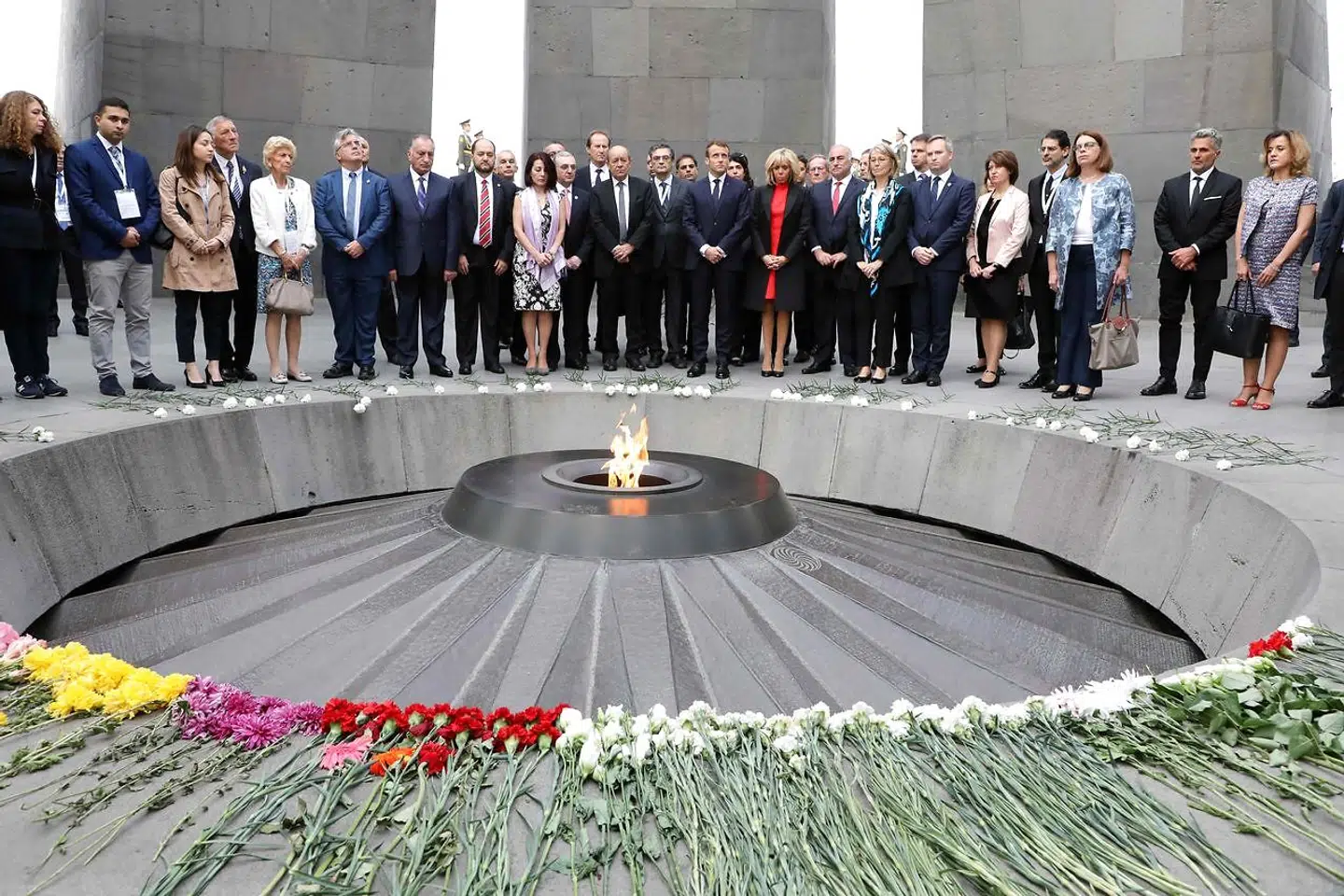 Den franske præsident, Emmanuel Macron, besøger mindestedet Tzitzernakaberd i den armenske hovedstad, Jerevan.