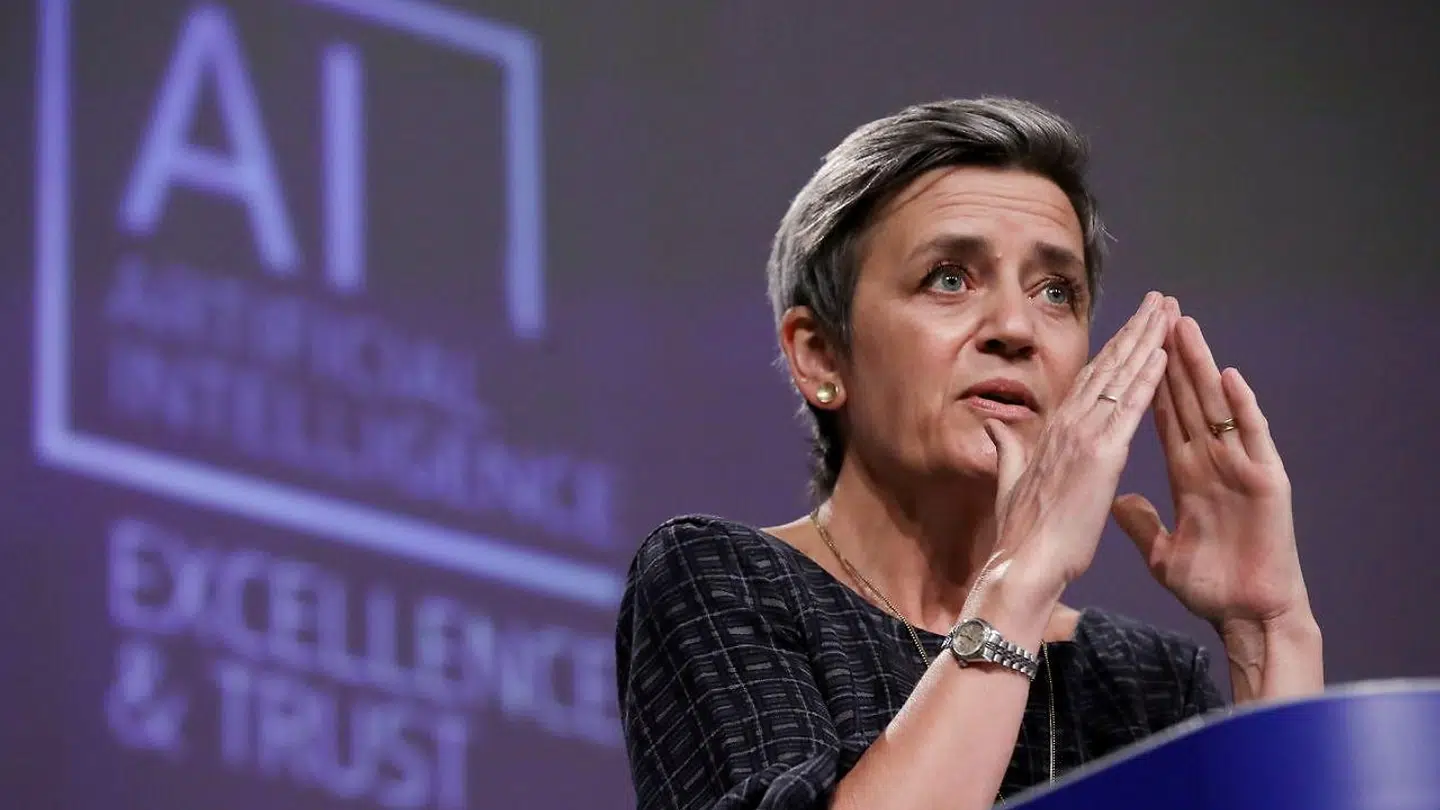 Europa-Kommissionens næstformand, Margrethe Vestager, fremlagde onsdag udkastet til en lovgivning, der skal holde brugen af kunstig intelligens (på engelsk »artificial intelligence«, AI) i skak, så teknologien bruges med omtanke og med krav om gennemsigtighed og dokumentation.