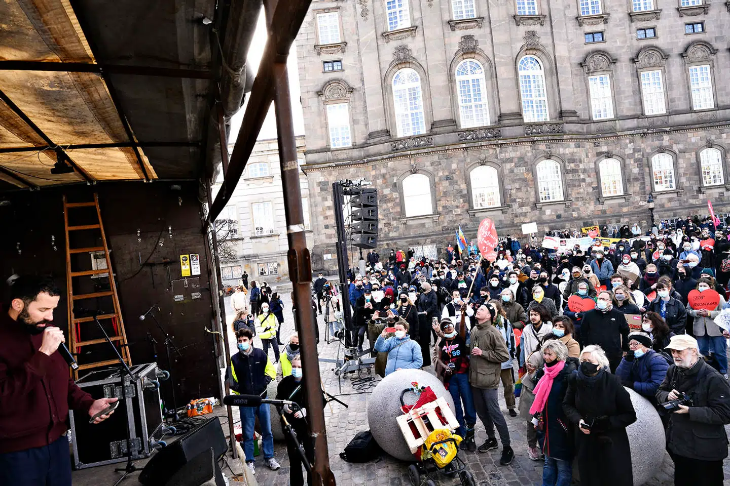 Isam B giver koncert, da demonstrationen 'Stop udvisningerne af syriske flygtninge' afholdes på Christiansborg Slotsplads i København, onsdag den 21. april 2021. Demonstrationen er indkaldt af Mellemfolkeligt Samvirke, DFUNK - Dansk Flygtningehjælp Ungdom, Venligboerne og Haifaa Awad med budskaberne: Stop alle udvisninger til Syrien - Syrien er et land i krig.De syriske flygtninge skal ikke sendes hjem til et regime, som er kendt for massiv civil udslettelse og krigsforbrydelser. Danmark skal have en human og solidarisk flygtningepolitik. Drop 'midlertidigheden' i den danske flygtningepolitik.. (Foto: Philip Davali/Ritzau Scanpix)