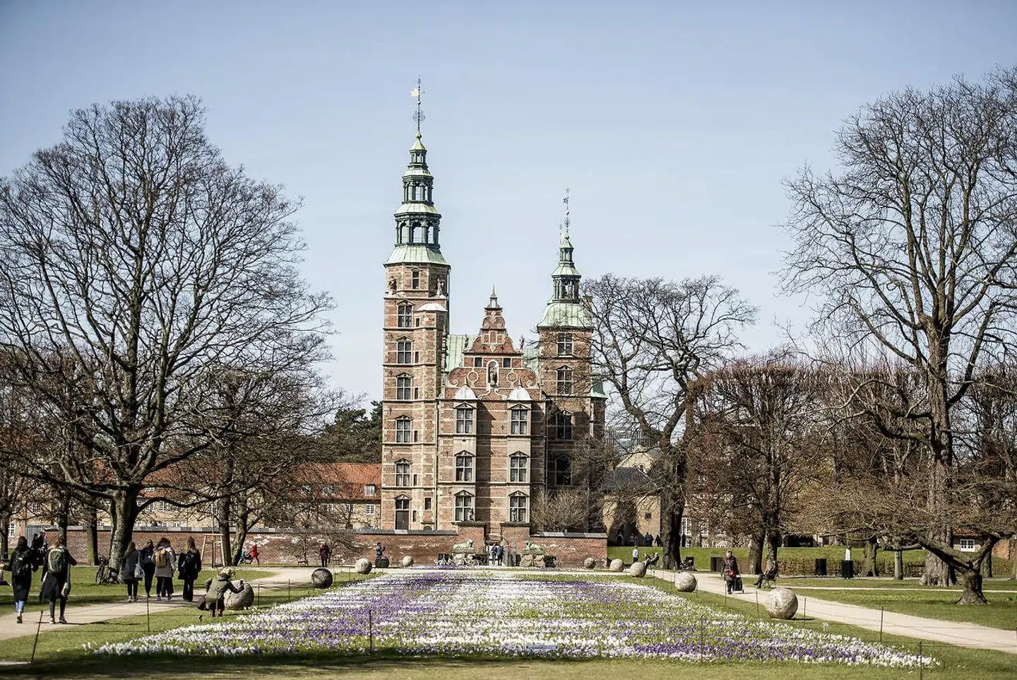 »I Stockholm fylder de grønne arealer 56 procent, mens de i København udgør 13 procent af det samlede areal. Der er betydeligt flere mennesker i Stockholm, men alligevel har de gennemsnitligt mere end tre gange så mange kvadratmeter grønne områder sammenlignet med os. Og mere end hver tiende københavner har overhovedet ikke adgang til grønne områder inden for en gåafstand på ti minutter,« skriver Benedicte Strøm.