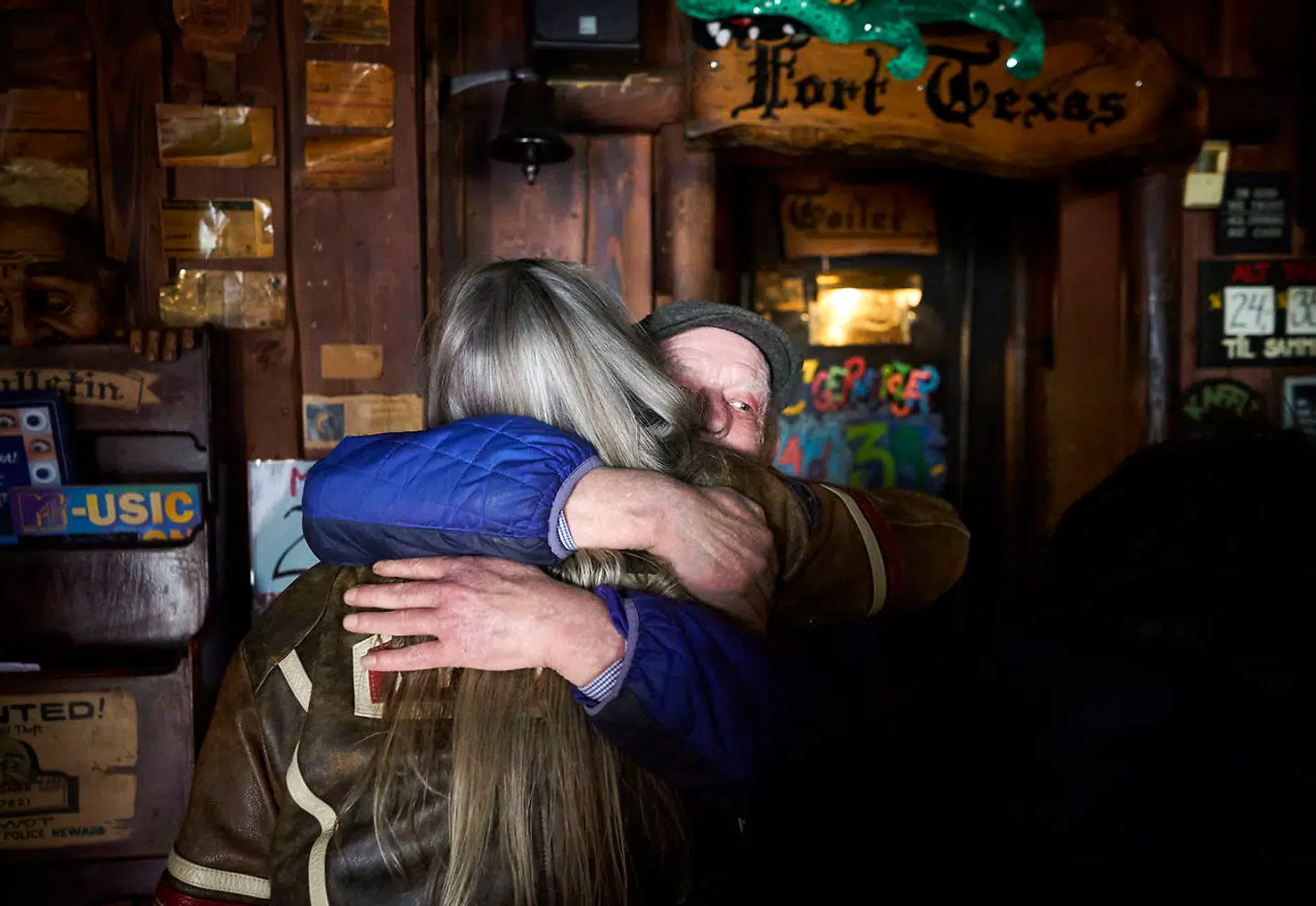 Værtshuse, barer, cafeer og restauranter genåbner. Leif Schusler har været stamkunde gennem mange år og krammer her sin bartender på Dilligencen