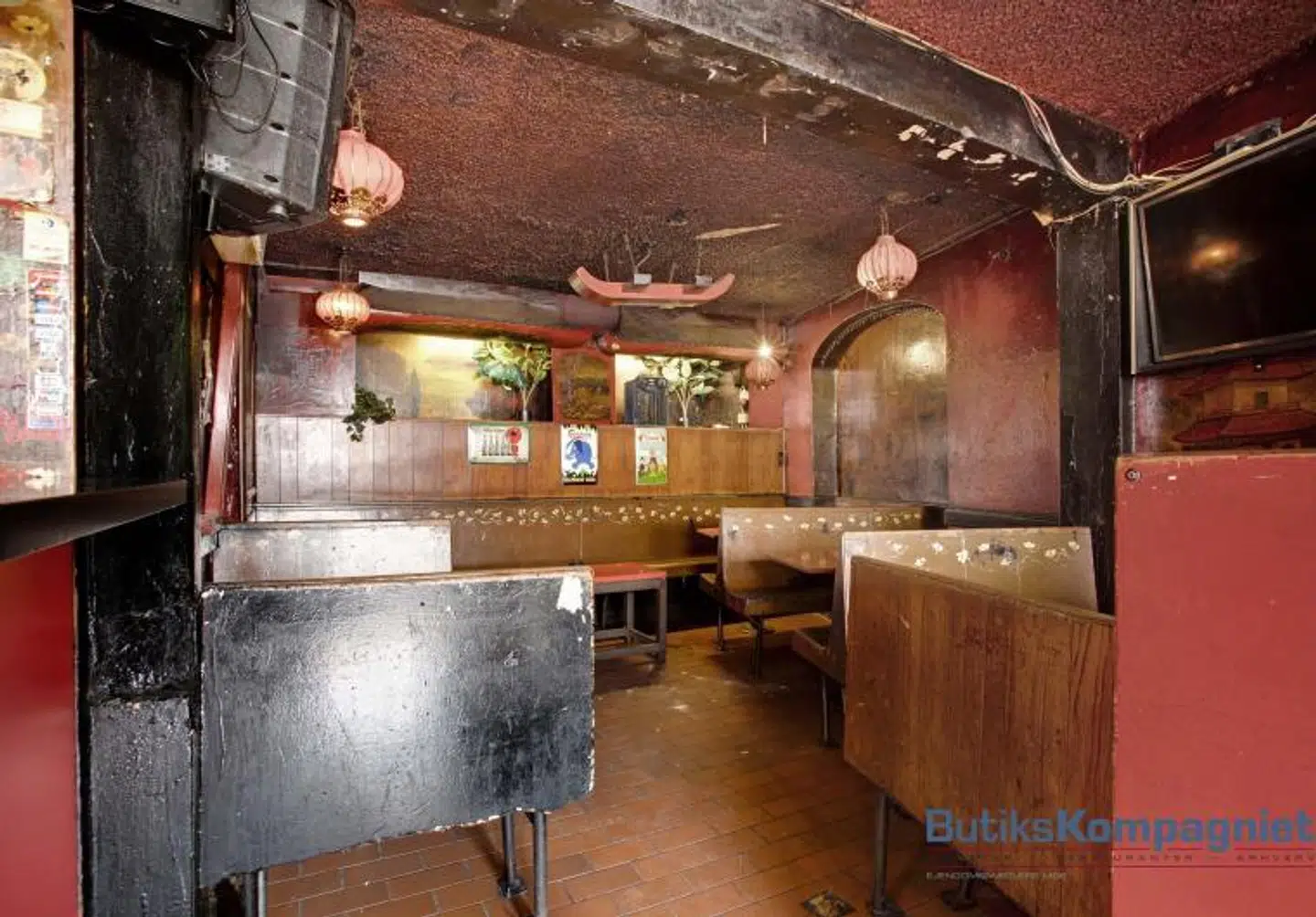 »Indretningen er god og stemningsfuld med hyggelige båse til at sidde i og plads til fodbold på skærmen, mens klientellet også kan hænge ud i baren,« står der i salgsopslaget.