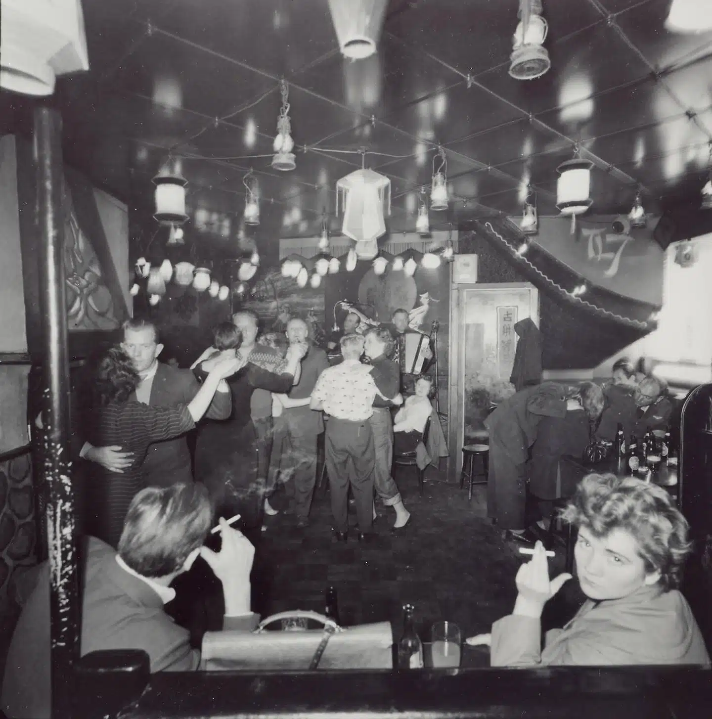 Der blev også danset, drukket og røget på Hong Kong i 1956.