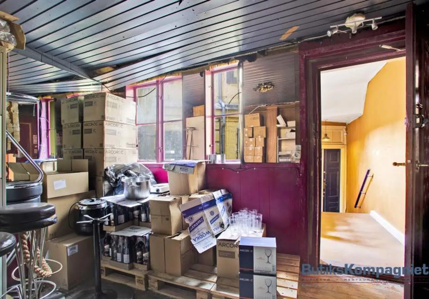 Også opbevaringspladsen holder den røde farve på væggene.