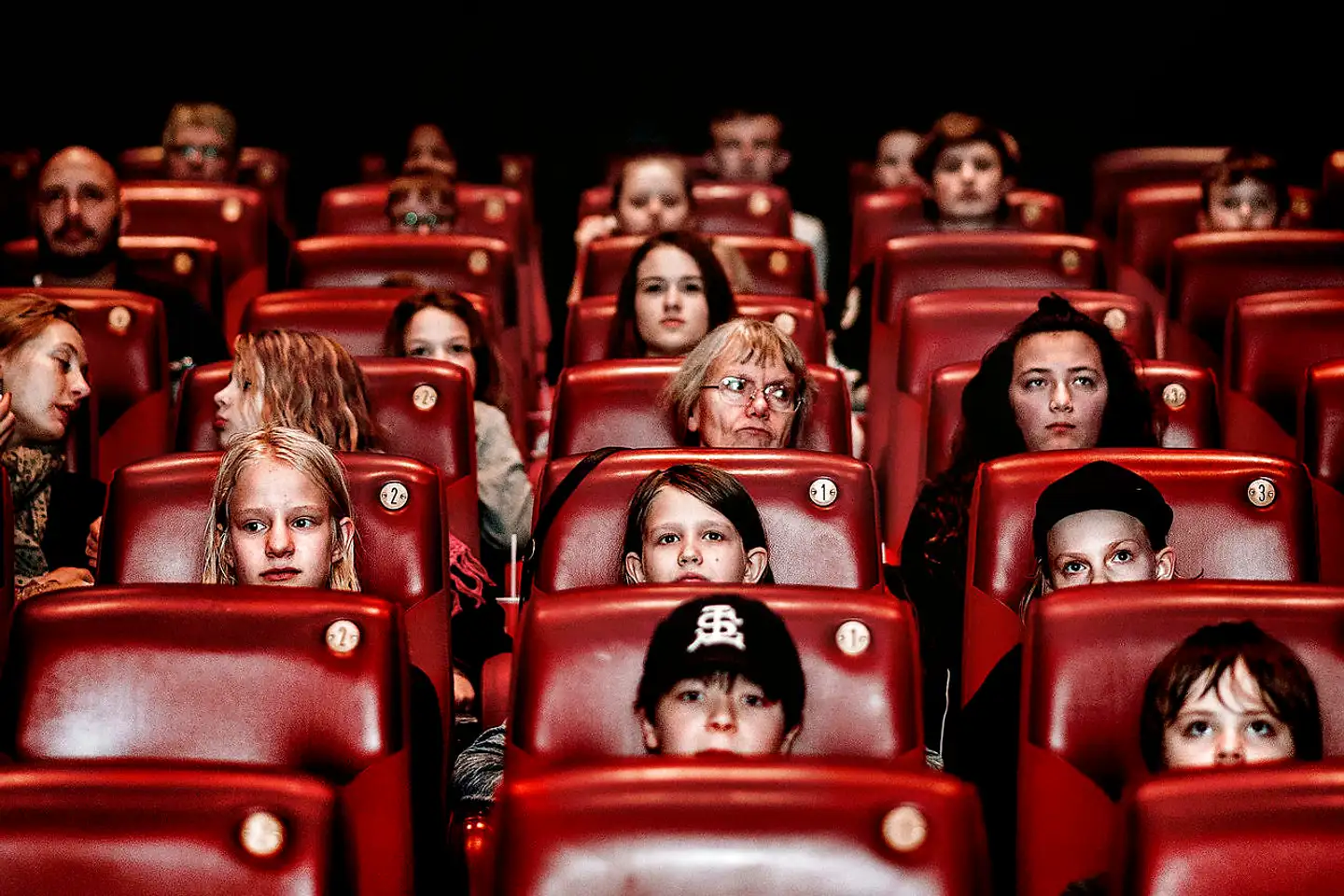 Premierefilm fra store filmselskaber som Disney har i årevis været med til at fylde de danske biografer og sikre dem indtjening. Men nu begynder selskaberne at streame film, samtdig med at de har premiere, og det kan undergrave biografernes økonomi, siger danske biografejere.