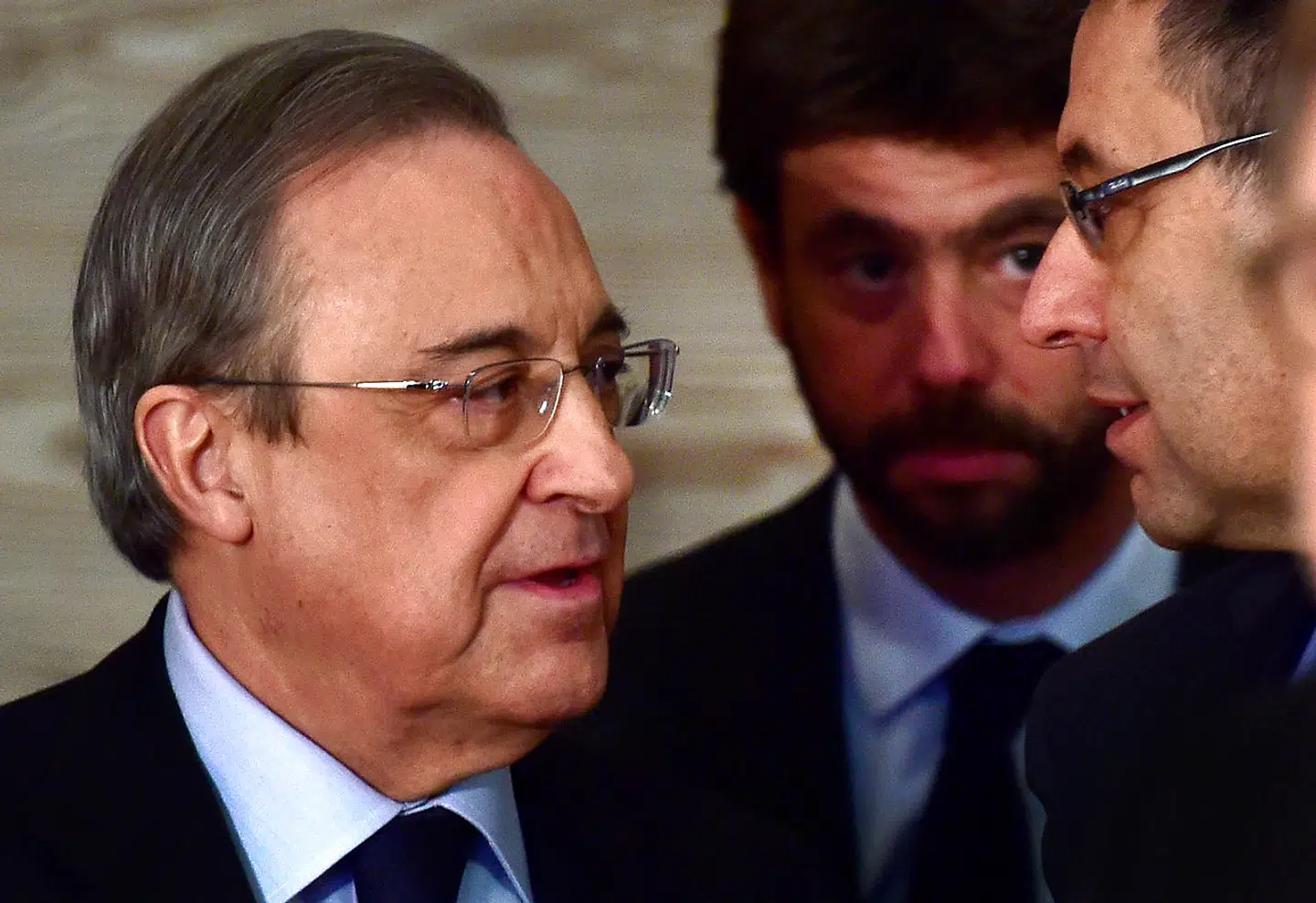 Florentino Pérez i samtale med FC Barcelonas tidligere præsident Josep Maria Bartomeu, mens Juventus’ Andrea Agnelli hører på. Pérez og Agnelli, der begge er højtstående erhvervsledere ved siden af fodbolden, skal stå i spidsen for den nye liga sammen med Joel Glazer fra Manchester United.