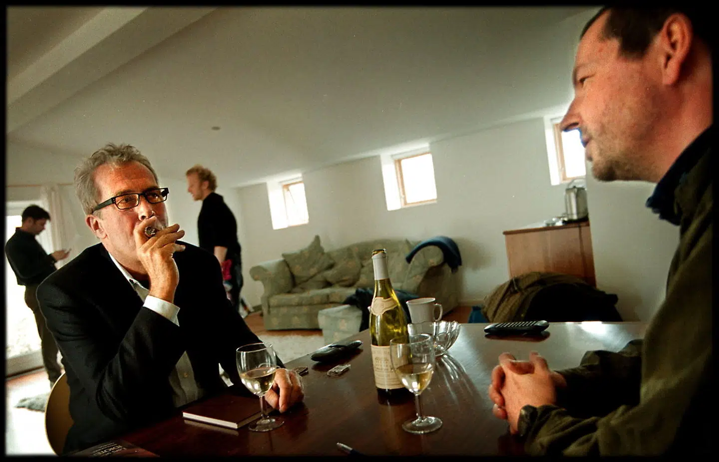 Jørgen Leth og Lars von Trier diskuterer rammerne for »De fem benspænd«.