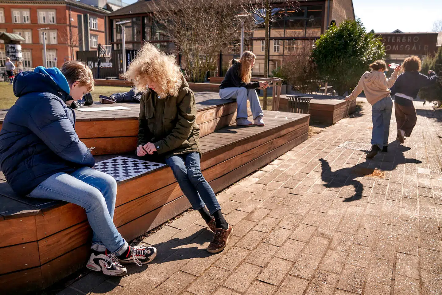 SF ville have alle børnene tilbage i skole. Men eleverne i 5.-8. klasse kan kun få normal undervisning indendørs hver anden uge, mens barer, restauranter og storcentre åbner.